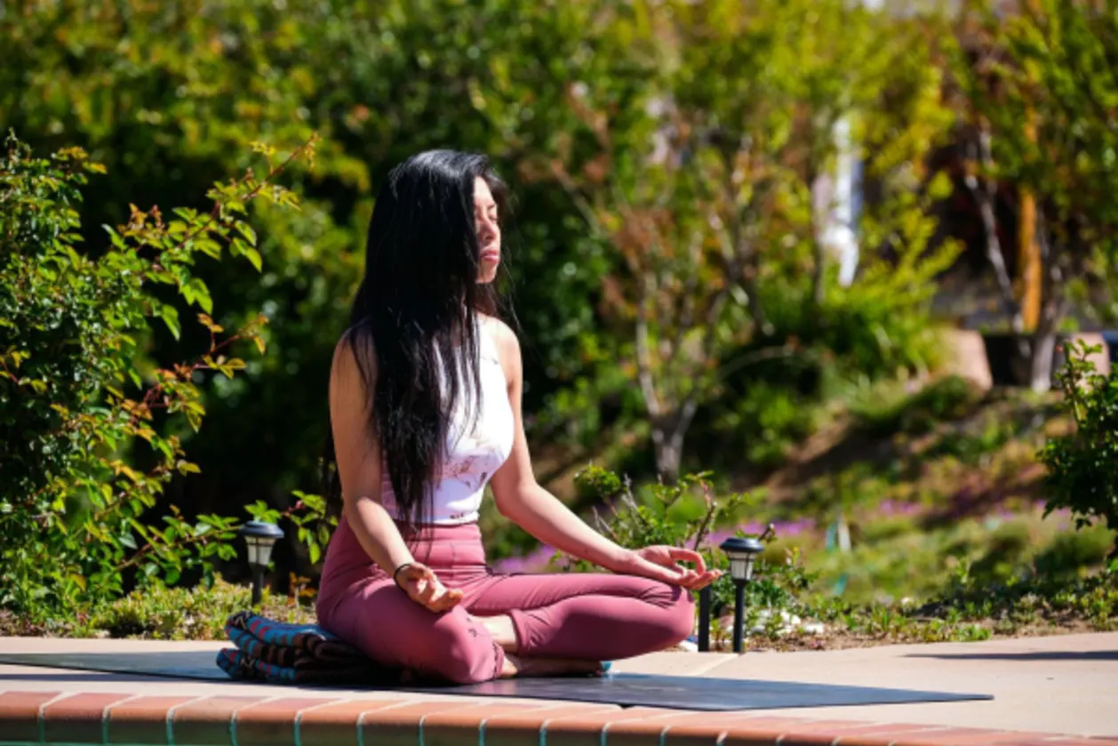 SoCal Wellness Retreats_poolside meditation